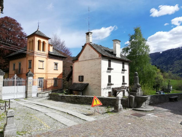 Typisches Haus mit Garten in Craveggia im Valle Vigezzo Nähe schweizer Grenze zum Tessin
