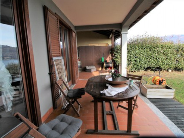 Baveno Doppelhaushälfte mit überdachter grossen Terrasse und Garten und wunderschönen Sicht auf den Lago Maggiore.