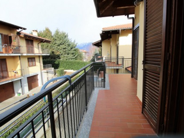 Baveno Doppelhaushälfte mit überdachter grossen Terrasse und Garten und wunderschönen Sicht auf den Lago Maggiore.