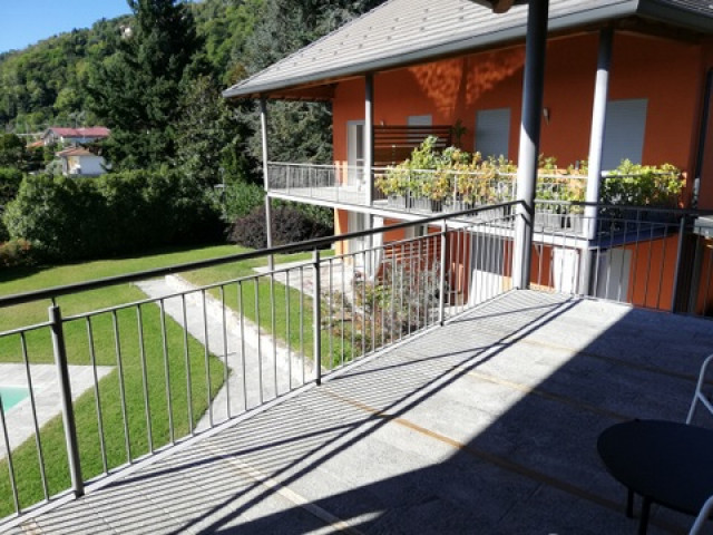 In dem Ort Lesa in der Nähe des Lago Maggiores wird eine Doppelhaushäfte mit kleinem Garten und Schwimmbad verkauft