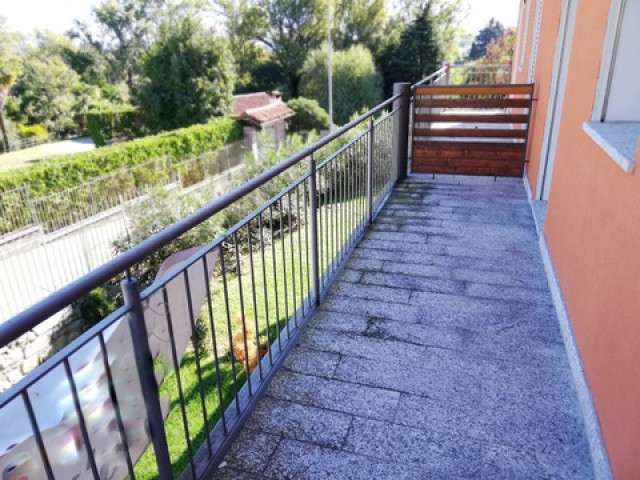 In dem Ort Lesa in der Nähe des Lago Maggiores wird eine Doppelhaushäfte mit kleinem Garten und Schwimmbad verkauft