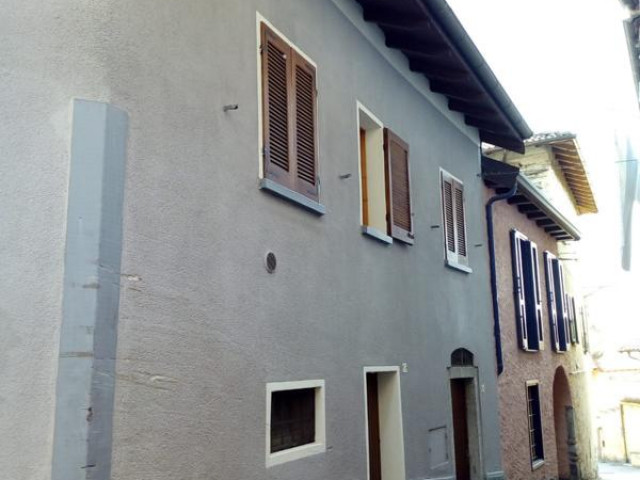 Arizzano, kleines Einfamilienhaus im Dorfzentrum