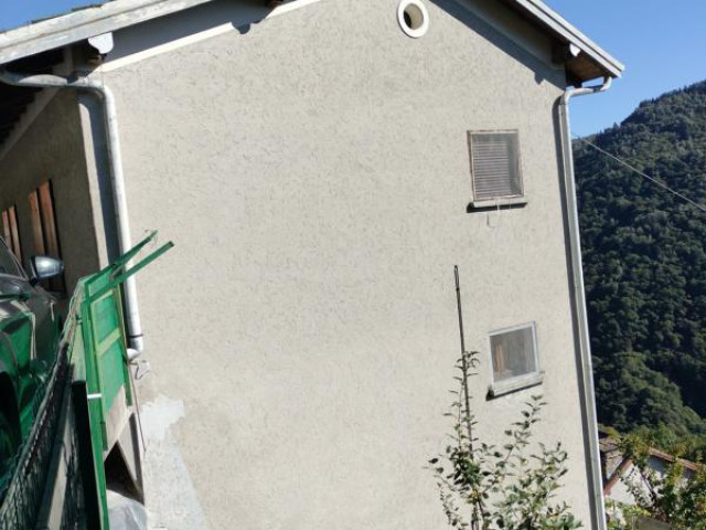 Im Dorf Aurano ( Val Grande ) wird diese Haus mit Grundstück und Autoabstellplatz verkauft