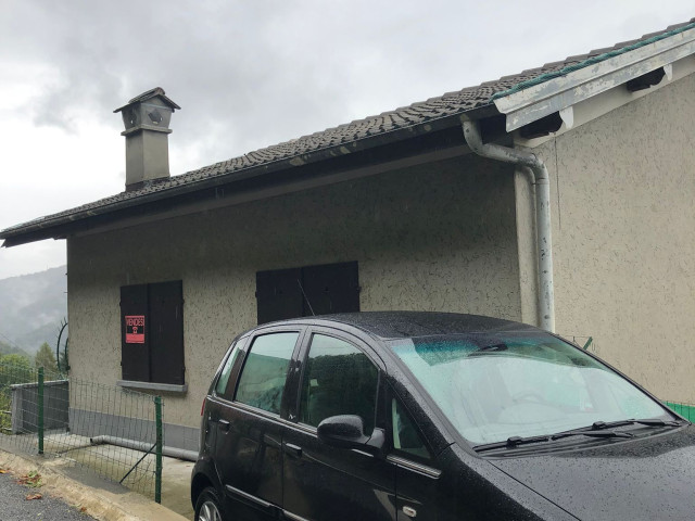 Im Dorf Aurano ( Val Grande ) wird diese Haus mit Grundstück und Autoabstellplatz verkauft