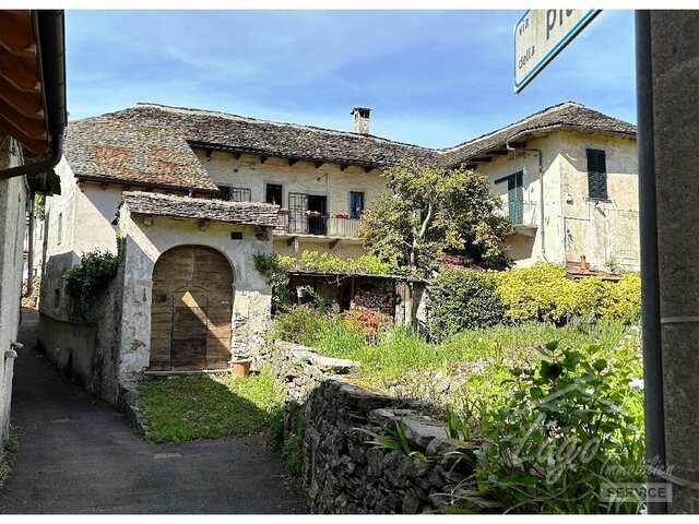 In der Orschaft Cesena in der Naähe des Lago di Orta Haus aus dem 16. Jahrhundert mit grossem Garten und Innenhof