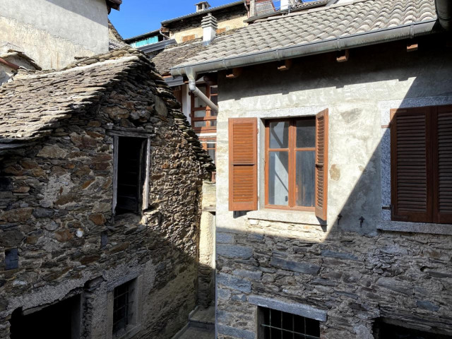COSSOGNO  Einfamilienhaus mit 2 getrennten Wohnungen, Lager, Seeblick auf den Lago Maggiore und kleinen Garten