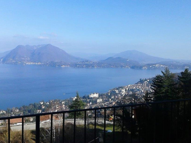 Stresa: Villa in Hanglage mit wunderschönen Blick auf den Lago Maggiore und den Inselen