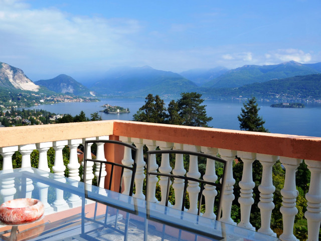 Stresa Historische Villa mit schöner Seesicht auf den Lago Maggiore.