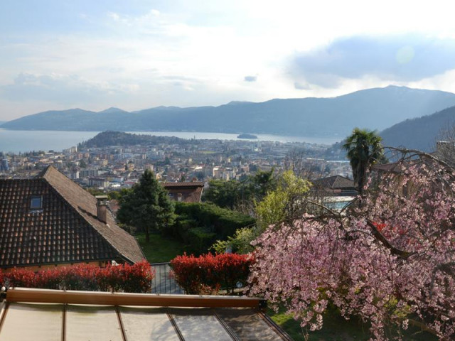 Verbania  Doppelhaushälfte mit sehr schönen Blick auf den Lago Maggiore und Garten