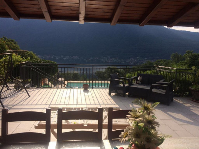 Ortschaft Omegna am Lago di Orta schöne geräumige Villa ( nicht alleinstehend ) mit Pool und Blick auf den Lago