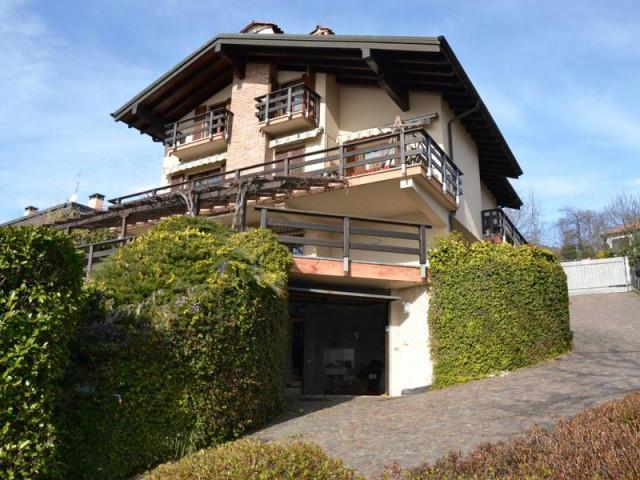 Arizzano Geräumige Villa mit wunderschöner Sicht auf den Lago Maggiore und Garten
