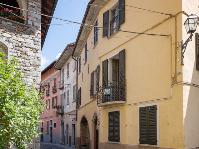 Cannobio, Elegantes und charakteristisches Gebäude im historischen Zentrum