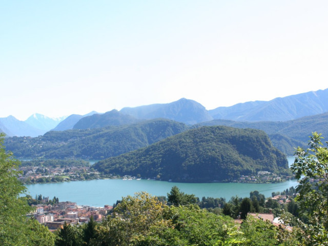 Cadegliano ( Nähe Ponte Tresa ) Zweizimmerwohnung mit schöner See Sicht auf den Lago di Lugano.