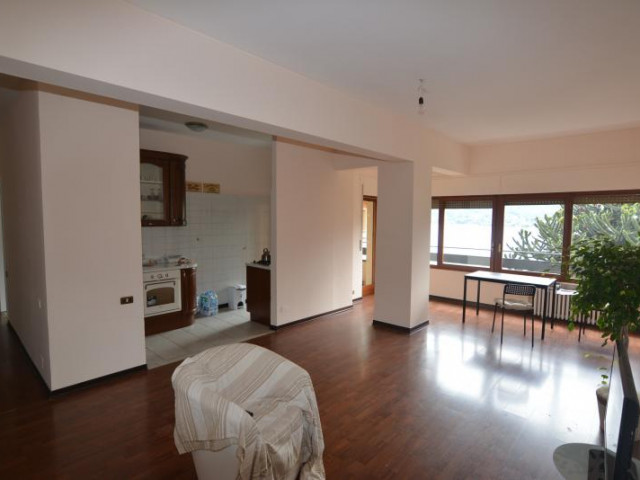 Suna ( Verbania ) 400 Meter vom Lago Maggiore entfernt elegante 3 Zimmerwohnung mit sehr schönen Blick auf den See