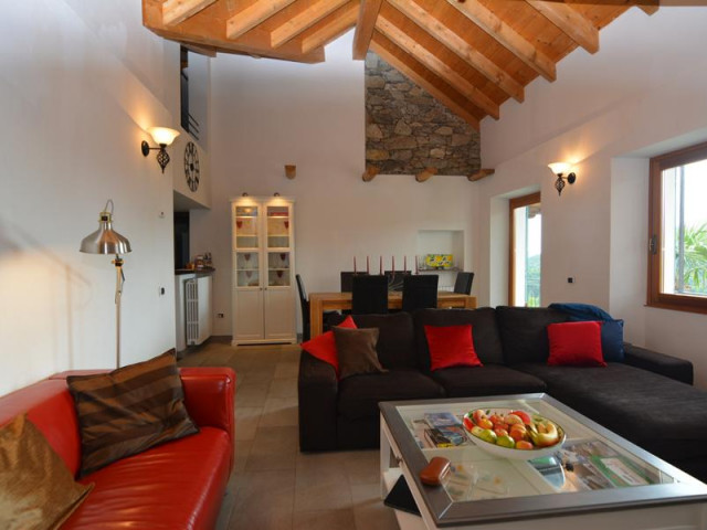 Quarno Sopra elegante komplett renovierte Wohnung mit Garten