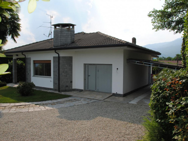 VIGNONE Einfamilienhaus mit Garten und Seesicht auf den Lago Maggiore zum Renovieren.