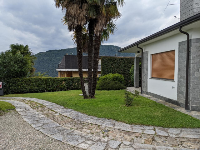 VIGNONE Einfamilienhaus mit Garten und Seesicht auf den Lago Maggiore zum Renovieren.