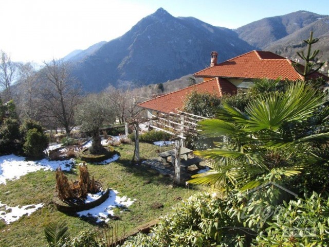 Villa in Panoramalage in Trarego mit Pool