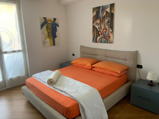In der Ortschaft Baveno wird diese neue 3 Zimmerwohnung mit Gartenanteil in der Nähe des Lago Maggiores verkauft