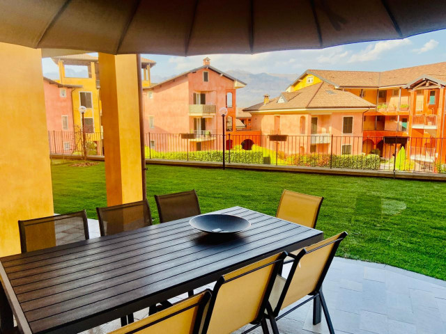 In der Ortschaft Baveno wird diese neue 3 Zimmerwohnung mit Gartenanteil in der Nähe des Lago Maggiores verkauft